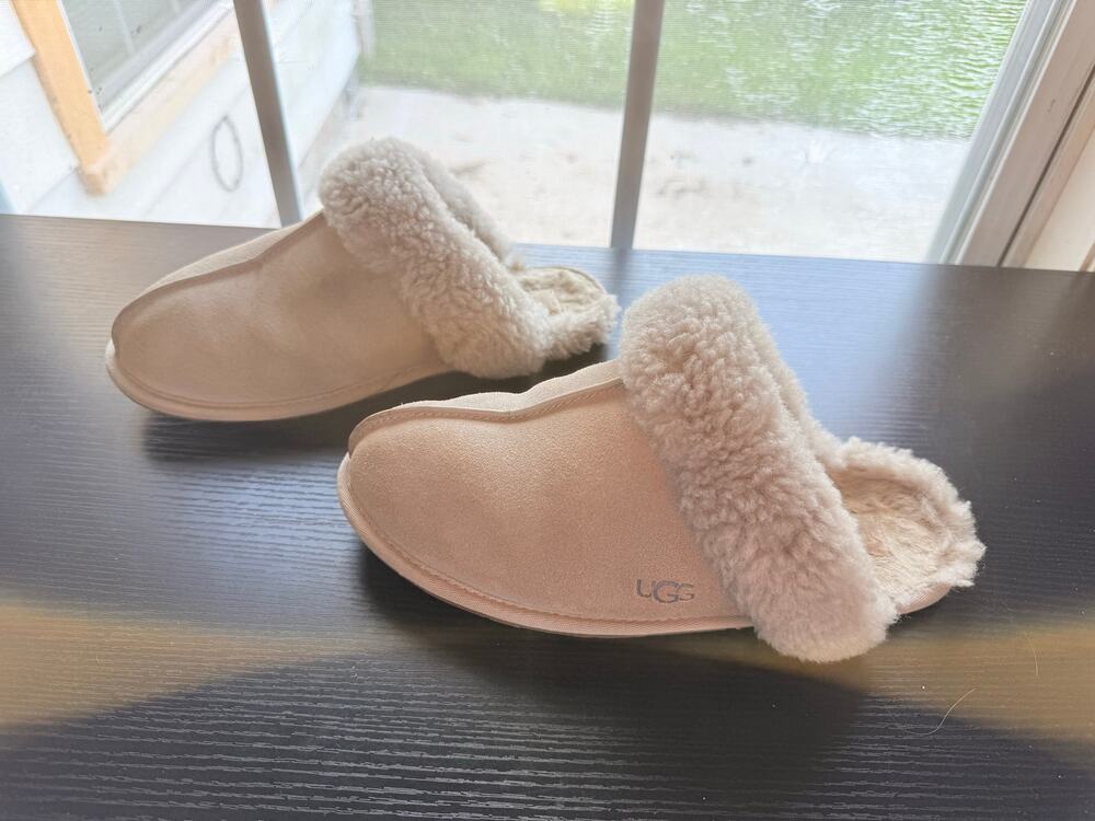 UGG Scuffette Slippers Beige Sheepskin Lined Suede Women’s Size 9